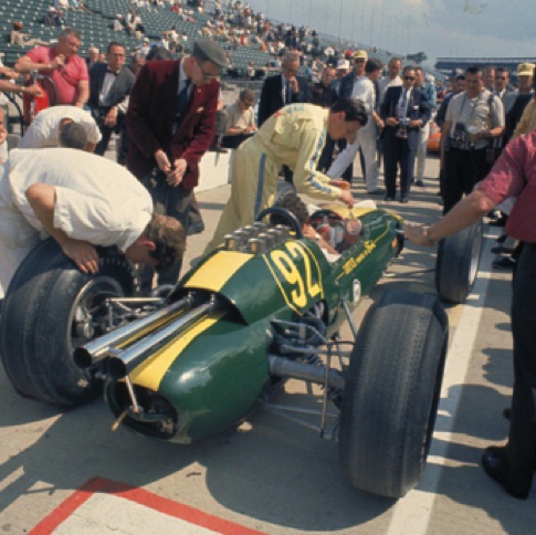 Mise en position sur la grille de départ de la Lotus 34 de Jim Clark
© The Benson Ford Research 
Dave Friedman